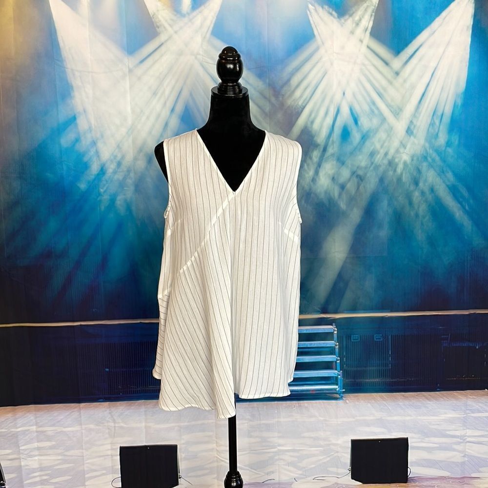 Asymmetrical sleeveless 